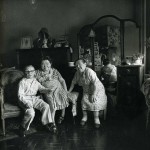 diane-arbus-russian-midget-friends-in-a-living-room-on-100th-street-n-y-c-1963