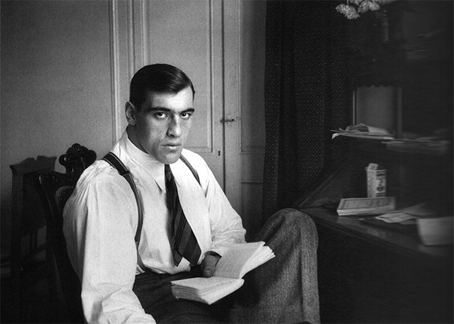 Retrato del boxeador ilaiano Prim9o Carnera leyendo en su habitación. Barcelona, 28 de noviembre de 1930. Foto de Luís Ramón Marín