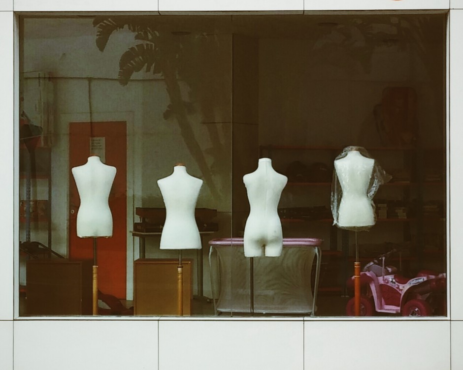 'Rechazo' Foto de un escaparate con 4 maniquíes, por Antonio Martínez Corral