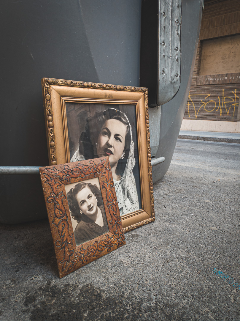 Retratos de una señora encontrados abandonados junto a un contenedor en Almería
