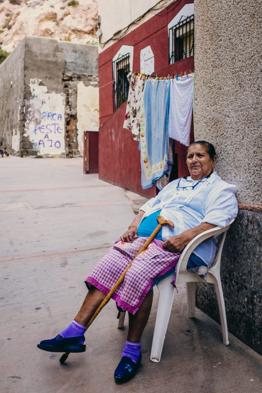 Señora sentada en la calle