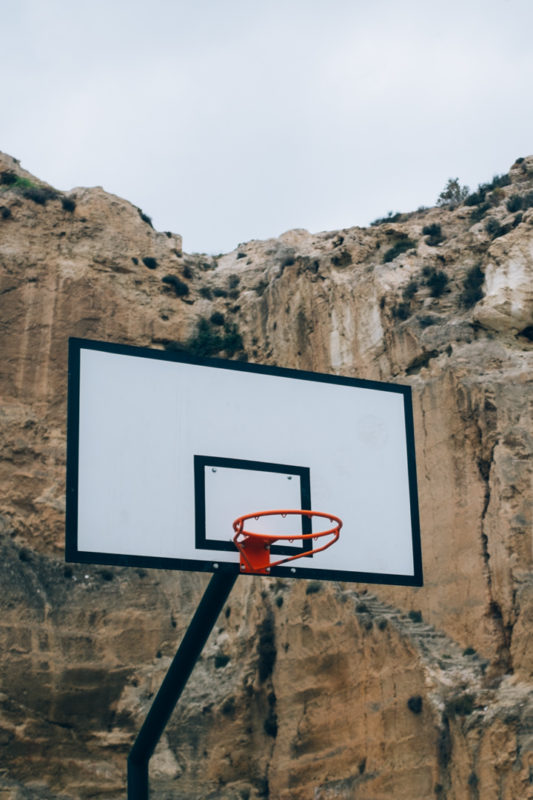 Canasta de baloncesto en la Plaza del Anzuelo