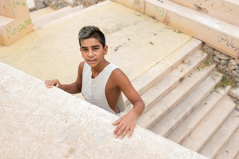 un niño en la escalera de accesso al mirador del Cerrillo del hambre