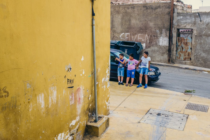 Niños en una calle del barrio La Chanca Pescadería