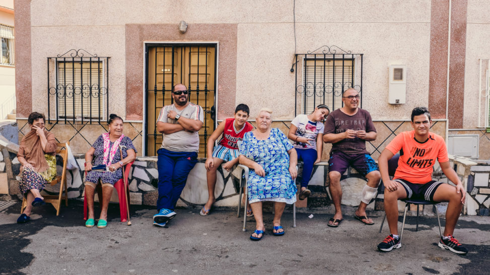 Un grupo de personas posa para una foto en las calles de La Chanca Pescadería