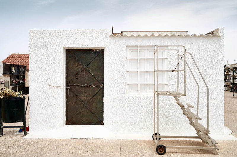 Puerta y escalera