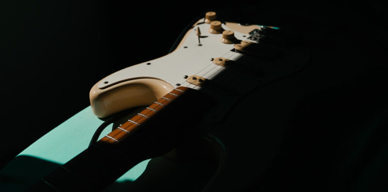 Mi guitarra descansando entre sombras