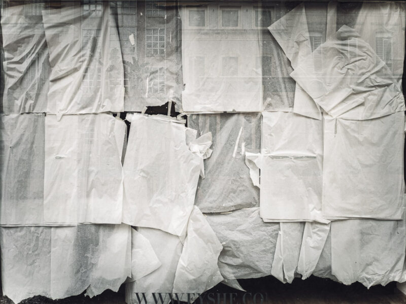 "Edificios de papel" es una foto de Antonio Martínez para su blog instantes.net tomada en Almería como parte de su serie de fotografía urbana.