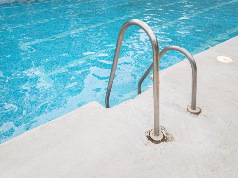 "Piscina y escalera" es una foto de Antonio Martínez para instantes.net