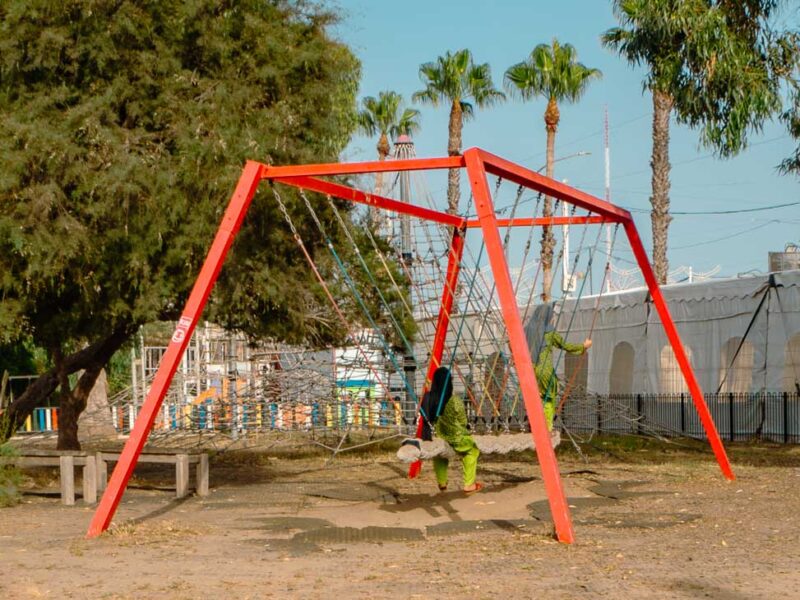 Foto de un columpio en el Parque de las Cuerdas de La Línea de La Concepción