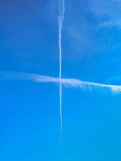 Una foto del cielo de Almería en la que se cruzan dos estelas formado una cruz