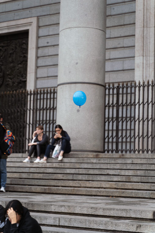 "Ternura eres tú" es una foto de un globo en los alrededores de la catedral de la Almudena en Madrid